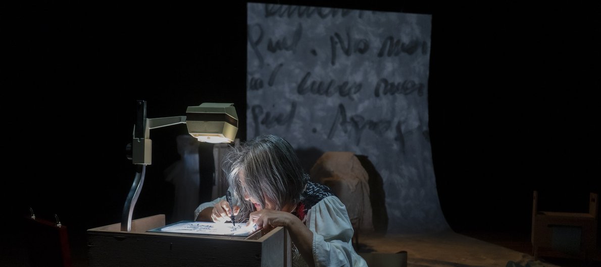 Lenguajes híbridos e intermedialidades en el teatro: texto, gesto, imagen Lenguajes híbridos e intermedialidades en el teatro: texto, gesto, imagen